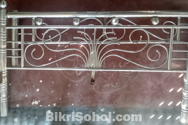 স্টিলের পালঙ্ক।